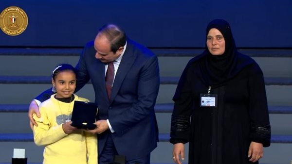 السيسي يكرم أسماء