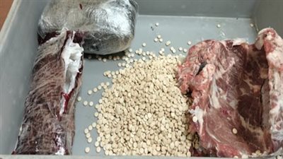 ترامادول داخل اللحمة.. إحباط محاولة راكب تهريب مخدرات بمطار القاهرة| صور