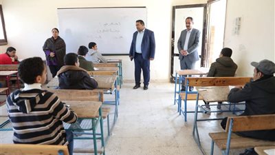 طلاب الصف الأول الثانوي والشهادة الإعدادية يختتمون امتحانات الفصل الدراسى الأول بالوادي الجديد