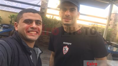 الجماهير تلتقط صورًا مع لاعبي الزمالك من داخل فندق الإقامة قبل ساعات من مباراة الغزل