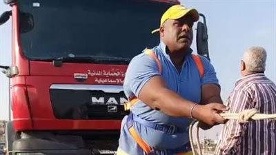 احتفالًا بعيد الشرطة.. أشرف كابونجا يسحب سيارتي مطافئ لتحقيق رقم قياسي جديد | بث مباشر