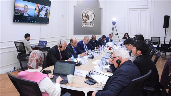 مائدة مستديرة حول