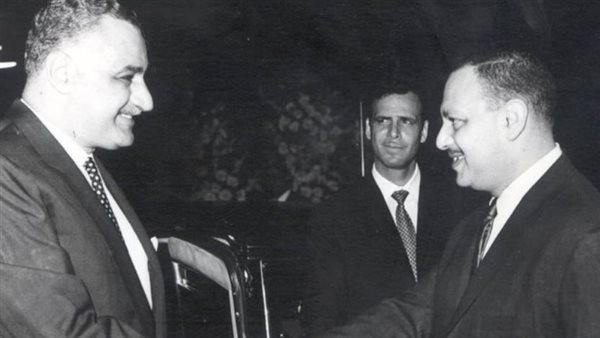 سامي شرف مصافحًا