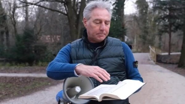 متطرف في هولندا يمزق