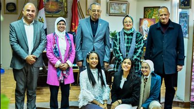 وكيل تعليم بورسعيد تستقبل 3 طالبات من الكوادر الموهوبة بمدرسة القناة الإعدادية للبنات