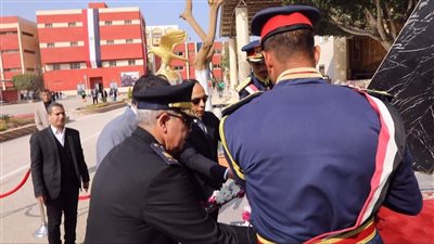 وضع إكليل من الزهور على النصب التذكاري لشهداء الشرطة بالمنيا 