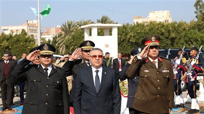 محافظ البحر الأحمر يضع إكليلًا من الزهور على النصب التذكاري لشهداء الشرطة بالغردقة| صور