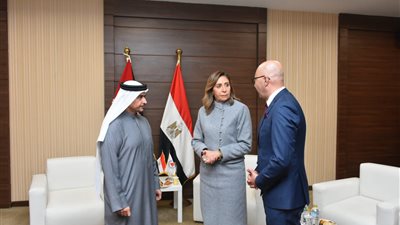 رئيس هيئة الشارقة للكتاب يلتقي وزيرة الثقافة ويهديها آخر مؤلفات حاكم الإمارة