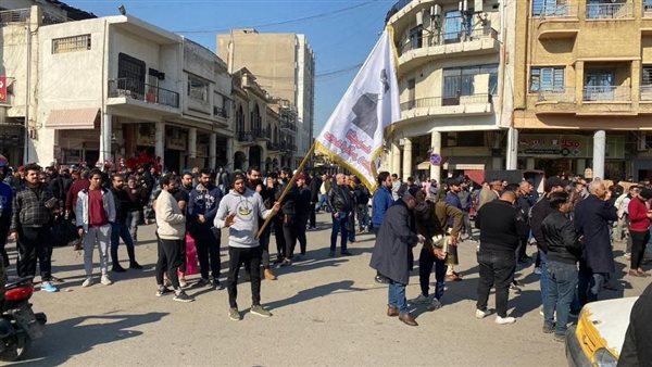 متظاهرون أمام البنك