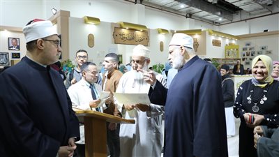 مستشارا الوعظ والتعليم بسلطنة عمان يشيدان بجناح الأزهر بمعرض الكتاب