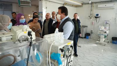 وزير الصحة يوجه بصرف مكافأة مالية للفرق الطبية والإدارية بمستشفيي الشيخ زايد التخصصي والمركزي