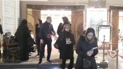 بشرى وإيهاب فهمي يقدمان واجب العزاء في والد المطربة مي فاروق بمسجد الشرطة | صور