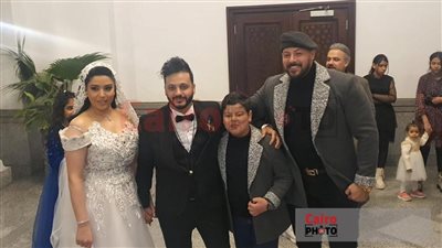 أحمد التهامي يمازح المطرب إيساف في حفل زفافه: المتجوز يتجوز تاني