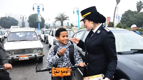  ضابطات يحتفلن مع