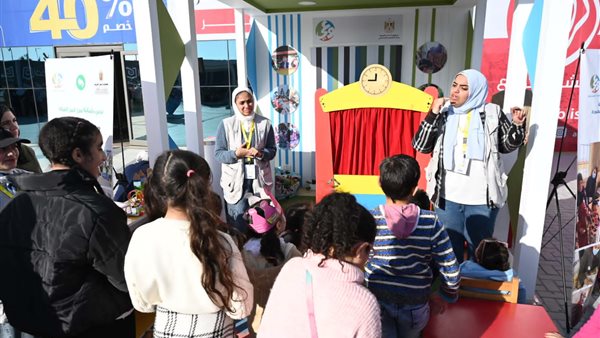 الزوار في جناح وزارة