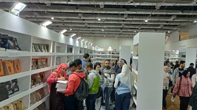 ربع مليون زائر لمعرض القاهرة للكتاب في ثاني أيام فتح أبوابه للجمهور