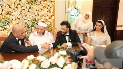 أول فيديو لـ إيساف وزوجته لحظة عقد قرانه: بتجوز علشان لقيت نصي التاني