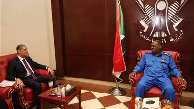 سفير مصر بالخرطوم يلتقي وزير الداخلية السوداني