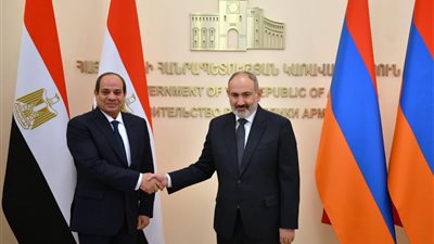 السيسي يتفق مع رئيس وزراء أرمينيا على التنسيق بشأن تطورات الأزمة الروسية الأوكرانية وتداعياتها