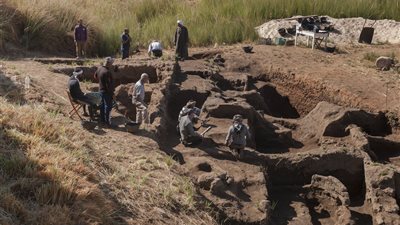 اكتشاف منطقة سكنية تعود إلى الأسرة 12 في معابد الكرنك بالأقصر| صور 