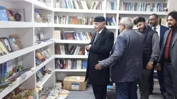 عقيلة صالح يزور معرض