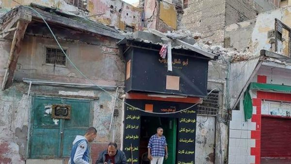 انهيار أجزاء من عقارين