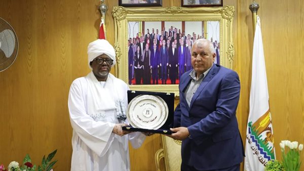 جانب من لقاء محافظ