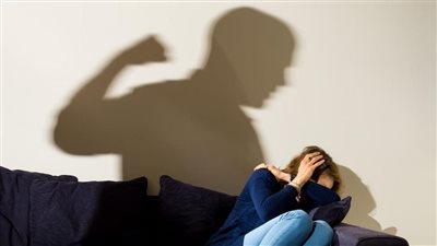 تعرض فتاة للعنف الأسري لرفضها الصلاة وارتداء الحجاب بإيطاليا