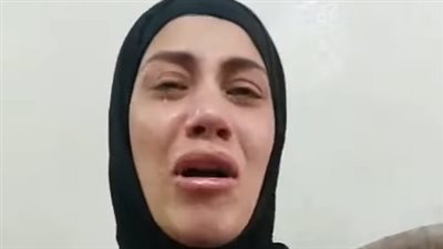 سيدة تستغيث من زوجها بالمحلة الكبري: طردني من الشقة وجايبلي بلطجية كسروها | فيديو 
