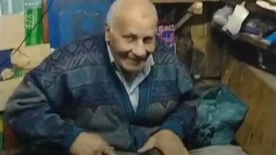 عم محمد أقدم إسكافي بالإسكندرية: بقالي 50 سنة في المهنة.. وبنصح الشباب متستعجلوش على المكسب واتعلموا | بث مباشر