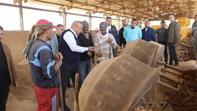 محافظ الوادي الجديد يعلن بدء استخدام المخلفات في تصنيع الفحم والأسمدة الفوسفاتية
