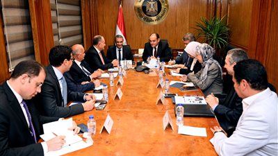 وزير الصناعة يبحث في اجتماع موسع فرص ومقومات تطوير المنتجات الجلدية
