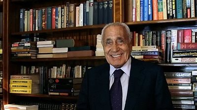 تزامنا مع عيد ميلاد الأستاذ وتوزيع جائزته للموهوبين.. ما لا تعرفه عن محمد حسنين هيكل