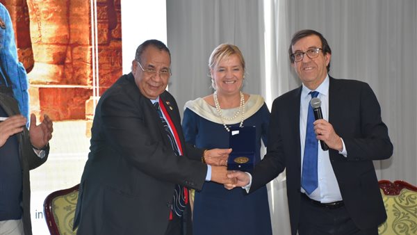 جانب من توقيع البروتوكول