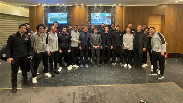 وزير الرياضة مع لاعبي