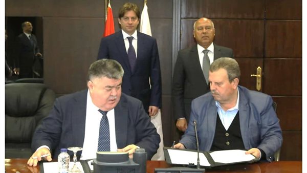 جانب من توقيع العقد