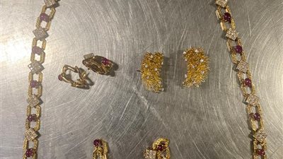 ضبط راكب حاول تهريب مشغولات ذهبية مرصعة بالألماس وآخر بحوزته شرائط مخدرة