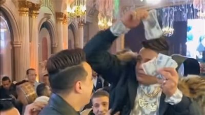 على طريقة محمد رمضان.. حمو بيكا يلقي الأموال بشكل هستيري في حفل زفاف 