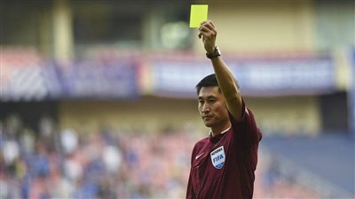 حكم مباراة الأهلي وأوكلاند.. يحب إشهار الإنذارات وأدار مباراة سابقة لمنتخب مصر