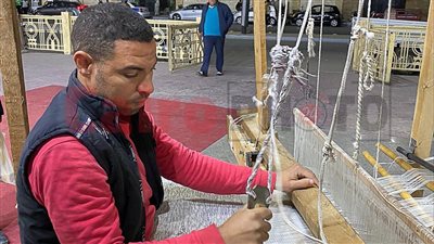 إبراهيم يبدع في الغزل على النول بالأقصر: شغلتي وارثها أبًا عن جد