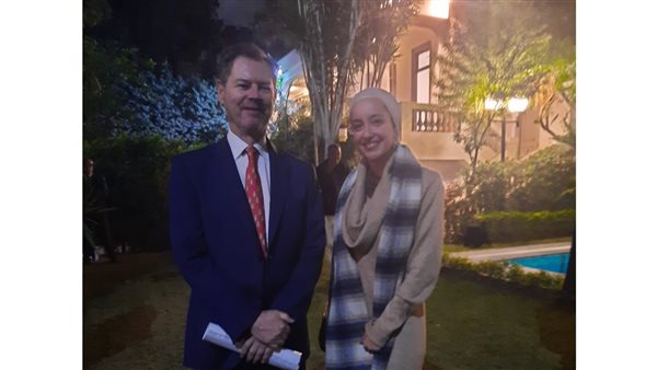 سفير إسبانيا مع محررة