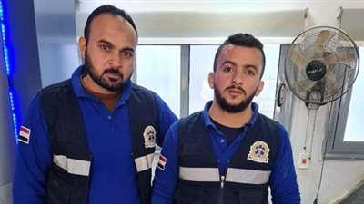 سلما 86 ألف جنيه لأهل المتوفى.. تكريم مسعف وسائق بسوهاج لأمانتهما