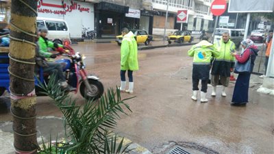 سقوط أمطار متوسطة على الإسكندرية لليوم الرابع.. و158 سيارة للصرف الصحي بالشوارع