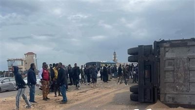 انقلاب سيارة نقل محملة بالقمح بالطريق الدولي بالإسكندرية