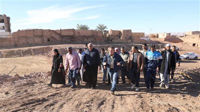 محافظ الوادي الجديد: إزالة مبانٍ خطرة بمنطقة تنيدة القديمة على مساحة 1800 متر