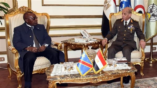 وزير الدفاع يلتقي