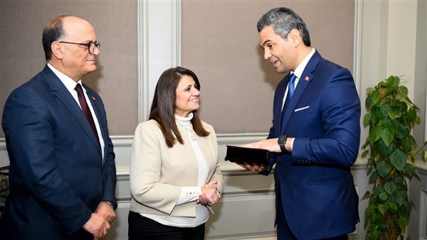 وزيرة الهجرة مع وزير