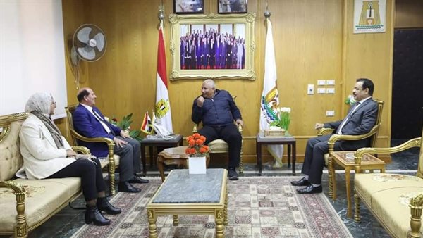 جانب من لقاء محافظ