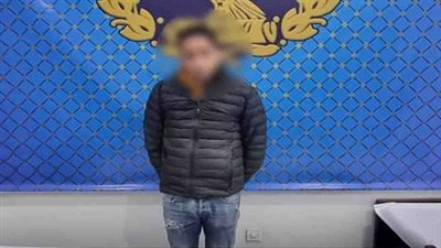 بحوزته عملات محلية وأجنبية.. سقوط تاجر عملة بالتجمع الأول في قبضة الشرطة | صور 