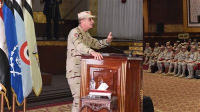 وزير الدفاع يلتقي عددًا من القادة والضباط المعينين لتولي الوظائف القيادية بالقوات المسلحة